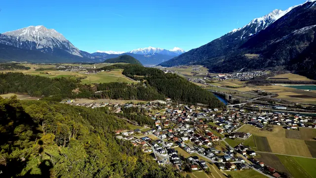 Mötz im Oberinntal. Rechts das Inntal und links das Mieminger Plateau.