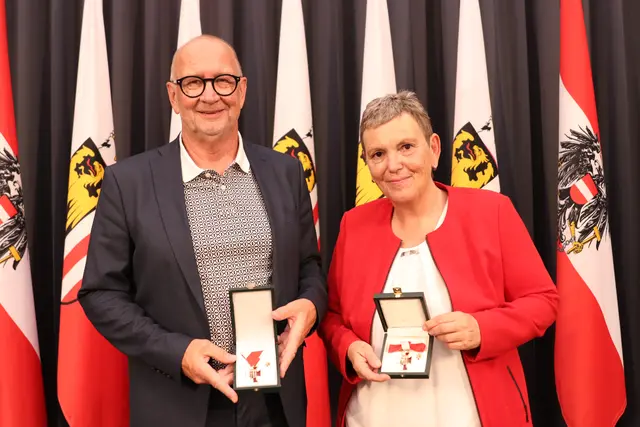 Maximilian Angermeier und Silvia Scharf erhielten eine Auszeichnung für ihren jahrelangen Einsatz im Betriebsrat. | Foto: PRO-GE