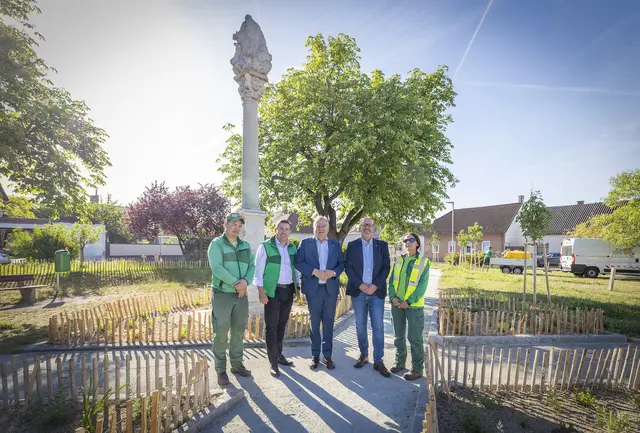 Matthias Delmarco (Grünraum), Grünraum-Leiter Florian Fux, ÖVP-Stadtrat LAbg. Franz Dinhobl, SPÖ-Umweltstadtrat Norbert Horvath und Laila Steinbrecher (Grünraum). | Foto: Stadt Wiener Neustadt/Weller
