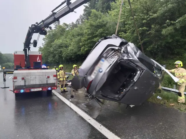 Der PKW wurde von der Fahrbahn entfernt. | Foto: FF Pressbaum