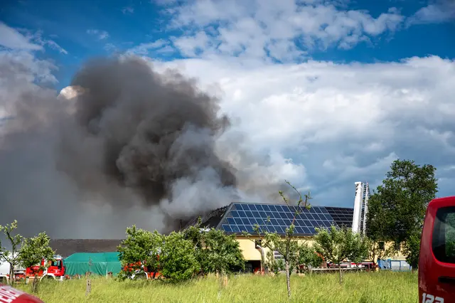 Großbrand bei einem landwirtschaftlichen Anwesen in Mitterkirchen am 1. Juni. | Foto: FOTOKERSCHI / SIMON BRANDSTÄTTER