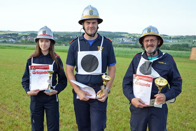 Bronze ohne Alterspunkte/Gäste: Sarah Masch (Waldenstein 2), Dominik Poinstingl (Hörmanns) und Hubert Schöbl (Hirschbach) | Foto: BFK Waidhofen/St. Mayer