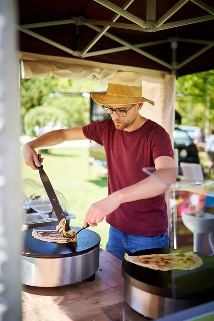 Koch beim Zubereiten eines Crêpe
