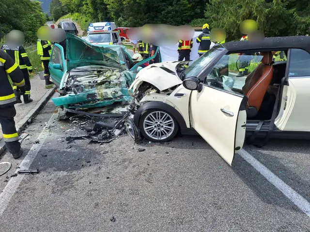 Ein 36-Jähriger soll auf die Gegenfahrbahn geraten sein, woraufhin die 17-Jährige noch auszuweichen versuchte.
 | Foto: Freiwillige Feuerwehr Lavamünd