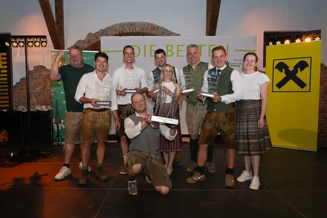 Die glücklichen Landessieger v.l.n.r.: Stephan Hiden, Wolfgang Klug, Michael mit Karin und Josef Strohmeier vom Peiserhof sowie Elias Koch. Vorne knieend: Christoph Lackner (Landessieger und Weingut des Jahres) | Foto: LK Steiermark/CrispyMotion