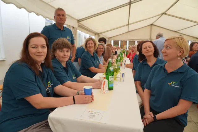 Im Mittelpunkt beim Festakt standen die vielen Mitarbeiterinnen und Mitarbeiter der Villa Martini. | Foto: Jennifer Flechl / MeinBezirk