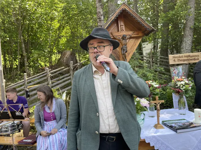 Bürgermeister Peter Raith begrüßte die Festgäste und bedankte sich für die gute Organisation. | Foto: MeinBezirk/Helmut Riedl