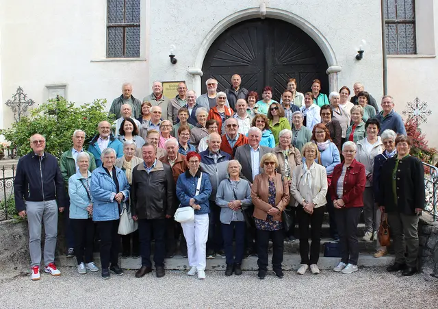 Die Wallfahrtsgruppe des Seniorenbunds Waldkirchen/Wesenufer vor der Pfarr- und Wallfahrtskirche Traunkirchen. | Foto: Anton Gahleitner
