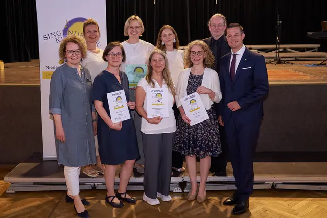 Bildungs-Landesrätin Christiane Teschl-Hofmeister (l.), Bildungsdirektor Karl Fritthum (r.) und Fachinspektor Andreas Gruber (2.v.r.) mit Vertreterinnen der „Singenden klingenden Schulen“ aus dem Bezirk Mistelbach.  | Foto: Monihart