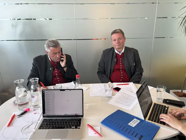 Zuhören, verstehen, helfen: Die Oberlandler Michael Schimpel und Wolfgang Fuchs nahmen bei der letzten Telefonsprechstunde Anrufe von Steirerinnen und Steirern in akuten Notlagen entgegen. Nun gibt es den nächsten Termin. | Foto: MeinBezirk/Antonia Unterholzer