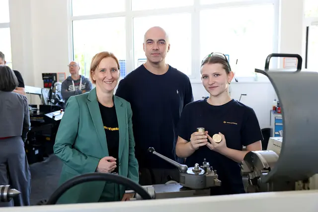 Elke Hanel-Torsch (Frauensstadträtin), Marko Miloradović (Geschäftsführer waff) waren zu Besuch bei Wien Energie.  | Foto: Stadt Wien Martin Votava