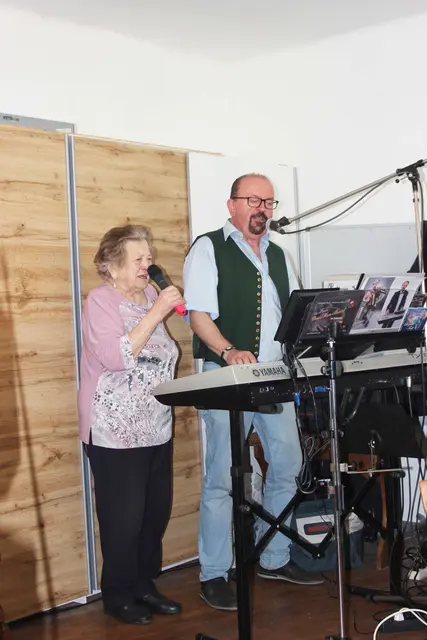 Leiter Leo Teufl und seine Mutter (91) haben gemeinsam gesungen. | Foto: J. &amp; M. Rathkolb