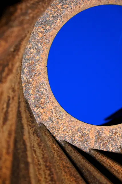 Kleines Detail am Rande (von innen betrachtet) bei der "Ring-Skulptur" des Ybbsitzer Metallgestalters und Kunstschmiedemeisters Thomas Hochstädt. | Foto: Hans-Peter Kriener