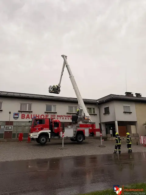 Dachsicherung beim Bauhof in Mauthausen | Foto: FF Mauthausen