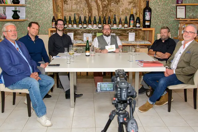 Die Gäste der ersten Sendung die im Traditionsweingut Roland Minkowitsch aufgezeichnet wurde waren: 
Harald Nikitscher – Vizebürgermeister Deutsch Wagram, Andreas Gold – Die Grünen Donaustadt,  Simon Husz – Gemeinderat Deutsch Wagram,  Christian Huber – Obmann Verein Marchfeldtalk,  Franz Urbanek – Unternehmer und Gründer der Facebookgruppe „Ja zur S8“, Erich Windisch – Unternehmer