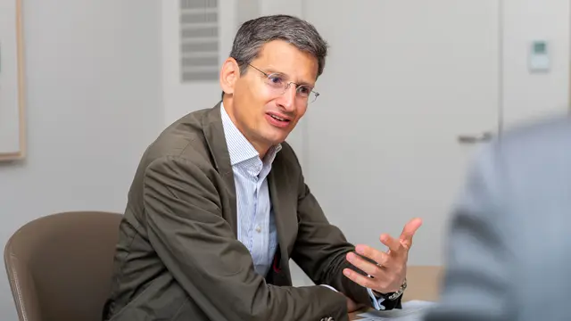 Miba-Vorstandschef F. Peter Mitterbauer über Künstliche Intelligenz: "Ich bin tief davon überzeugt, dass es besser ist, nah dran zu sein, anstatt zu hoffen: Das kommt eh nicht. Es gilt, die KI zu umarmen, um Wettbewerbsnachteile wettzumachen – und wegen der demographischen Entwicklung in Österreich." | Foto: MeinBezirk/Thomas Siegl