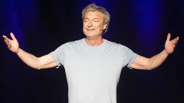 Alfred Dorfer begeisterte mit „Gleich“ in der Sommerarena Baden