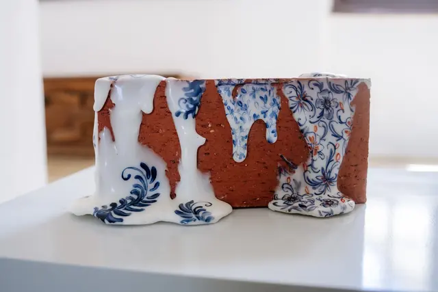 Die französische Porzellankünstlerin Auréline Caltagirone erinnert mit ihrem Werk daran, dass die Porzellansammlung im Schlosskeller eingemauert war. Sie wurde unter ungeklärten Umständen Ende des 2. Weltkriegs zerstört. | Foto: Walter Skokanitsch