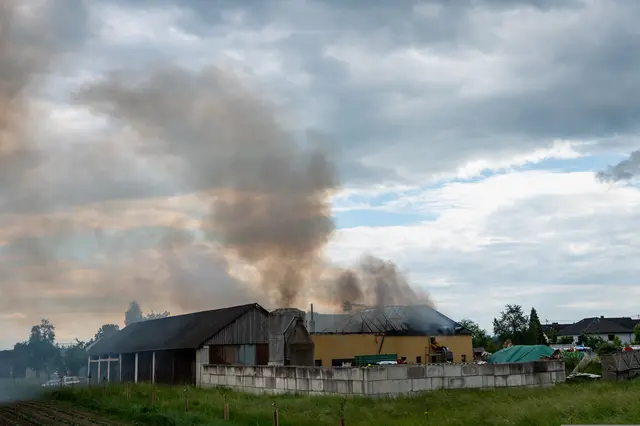 Großbrand bei einem landwirtschaftlichen Anwesen in Mitterkirchen am 1. Juni. | Foto: FOTOKERSCHI / SIMON BRANDSTÄTTER