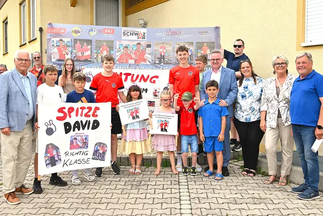 ASKÖ Präsident Anton Leikam, Landtagspräsident BGM Andreas Scherwitzl, GR Edeltraud Ratz, KSKV Vizepräsident Helmut Müller, Verwande, Freunde und Vereinskollegen begrüßten die EM-Helden David und Rafael Waldhauser | Foto: Kärntner Sportkeglerverband / Josef Bodner