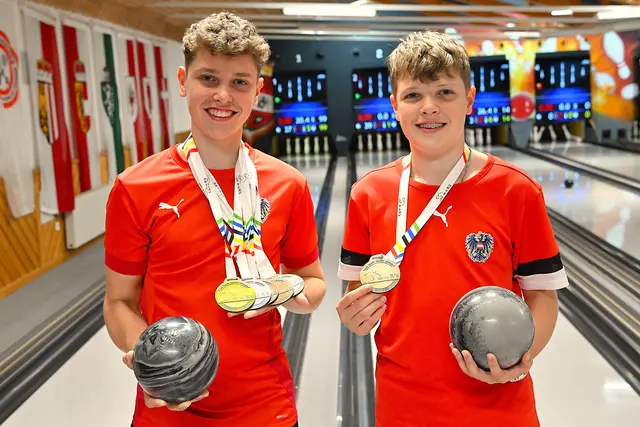 Rafael und David präsentieren stolz ihre Medaillen | Foto: Kärntner Sportkeglerverband / Josef Bodner