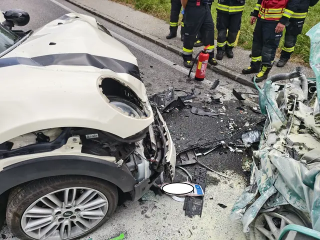 Beide Lenker sowie die Mutter der 17-Jährigen (Beifahrerin) wurden verletzt. | Foto: Freiwillige Feuerwehr Lavamünd