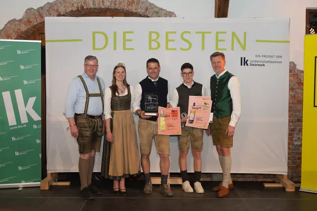 Hans-Peter und Florian Temmel (Mitte) | Foto: LK Steiermark/CrispyMotion