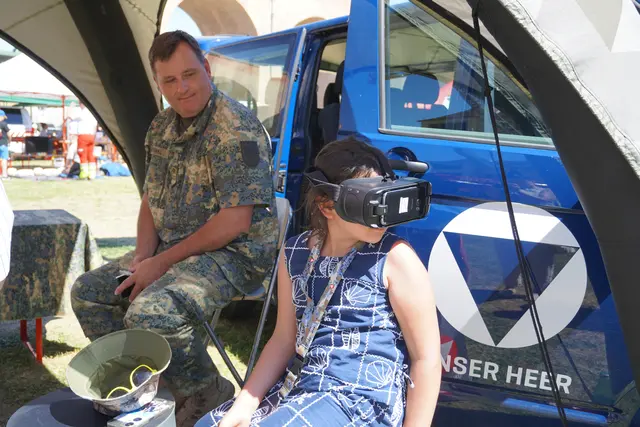 Beim Bundesheer konnten mit einer VR-Brille Einsatzszenarien erlebt werden. | Foto: Jennifer Flechl / MeinBezirk