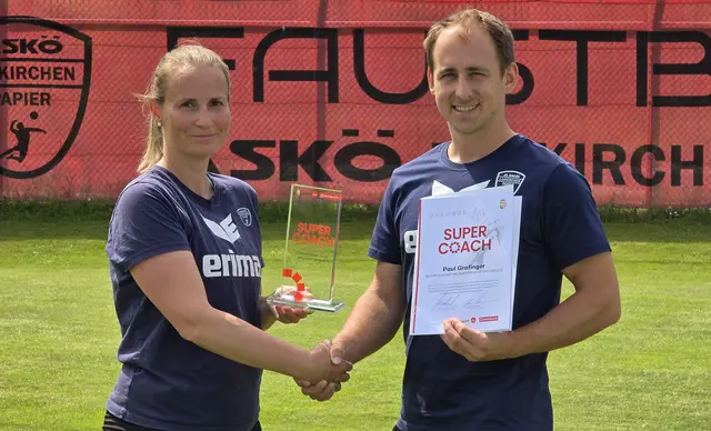 Salzkammergut-Supercoach Paul Grafinger bekam Urkunde und Trophäe überreicht. | Foto: Nicole Hennerbichler