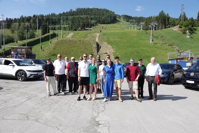 Die Teilnehmer der Ausfahrt und des ersten E-Auto Treffens im Bezirk Murau beim gemeinsamen Foto vor dem Kreischberg. | Foto: MeinBezirk/Michael Blinzer