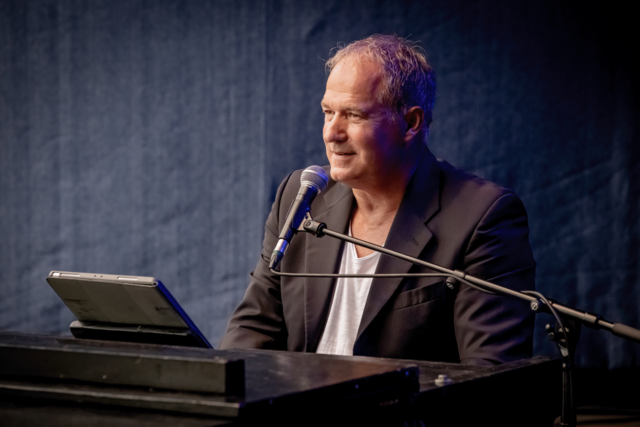 Robert Rias ist Sänger, Pianist und Komponist. | Foto: Wolfgang Hirschpoltner