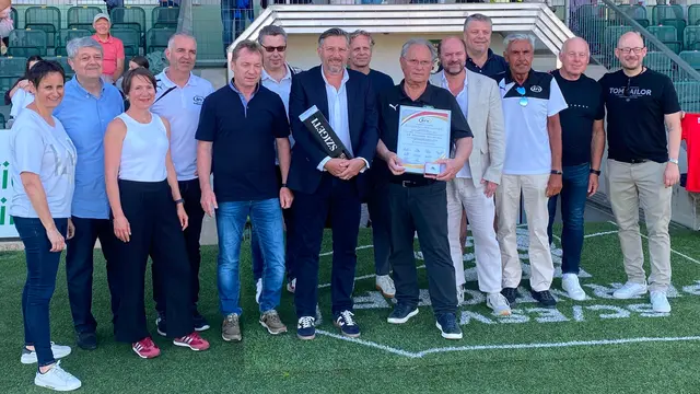 (v.l.) BFV-Ehrenmitglied Gabi Pinter, BFV Gruppenobmann Mitte Gerhard Kornfeind, BFV-Mitarbeiterin Pamela Wolf, BFV Schriftführer Andi Hafner, BFV Vizepräsident Robert Wieger, Parndorf Vorstand Alfred Sutrich, BFV Vizepräsident Dr. Harald Schermann, Parndorf Geschäftsführender Sportvorstand Günter Neumann, BFV Ehrenpräsident und Ehrenringträger KR Gerhard Milletich, BFV Präsident Mag. Hannes Wutzlhofer, BFV-Mitarbeiter Heinz Lautischer, BFV Burgenlandliga-Obmann Josef Pekovics, FOESV-Aufsichtsrat Karl Schmidt, BFV-Geschäftsführer Bernd Eger. | Foto: BFV