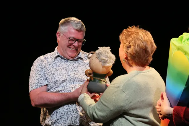 Regisseur Uwe Marschner freute sich über die Geschenke der Schauspielerinnen und Schauspieler. | Foto: MeinBezirk/Maria Rabl