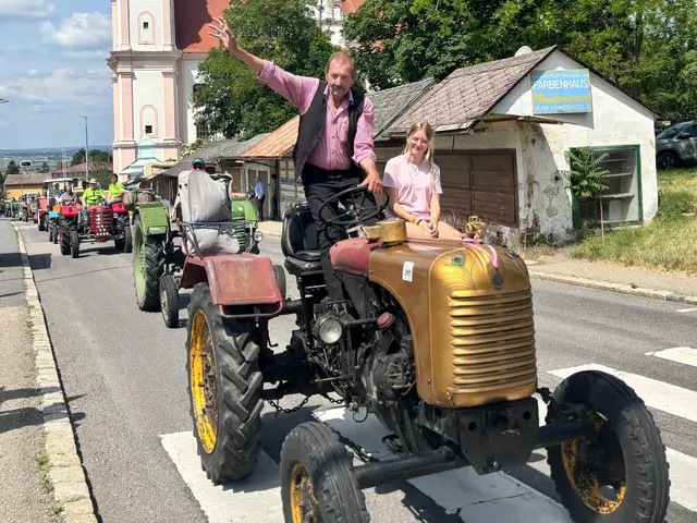 Angeführt wurde der Convoi bei der Ausfahrt von „Bronko“ Gerhart persönlich, der sich mit seinem goldenen Traktor an die Spitze setzte. | Foto: Markus Kahrer