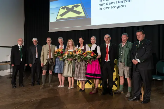 Heribert Bogensperger, Josef Hainzl und Robert Liebminger mit den Geehrten Eva-Maria Kleinferchner, Birgit Überer, Eva Englert, Elke Karl, Albert Pojer, Otto Hirn und Reinhard Karl (v. l.).