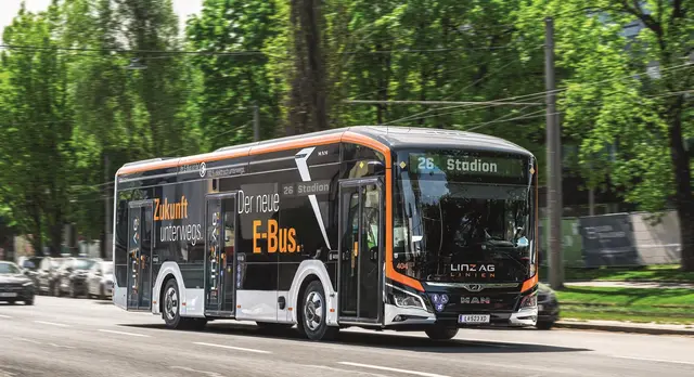 Die neuen E-Busse sind zwölf Meter lang und verfügen über Niederflurtechnik für barrierefreien Einstieg. | Foto: Linz AG/Breitenfellner