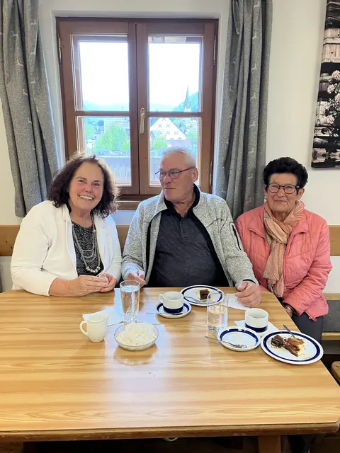 Das Gemütliche und der Austausch kommen natürlich auch nicht zu kurz. Bei Kaffee und Kuchen oder einem Getränk lässt es sich wunderbar plaudern und Neuigkeiten austauschen. Die herzliche und ungezwungene Atmosphäre bei der Premiere wurde von allen sehr geschätzt! Dieses Ehepaar kam sogar aus Kössen zur Kleidertauschparty ins Mesnerhaus nach Kitzbühel.