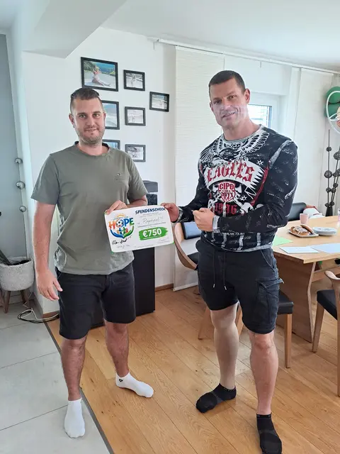 Klaus Drescher mit Vater von Raphael bei der Übergabe des Schecks in Amstetten. | Foto: Privat