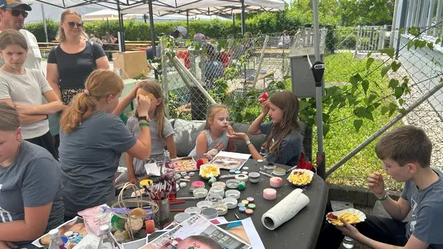 Für die kleinen Gäste gab es Angebote wie zum Beispiel das Kinderschminken beim Jugend-Rot-Kreuz. | Foto: Sihorsch