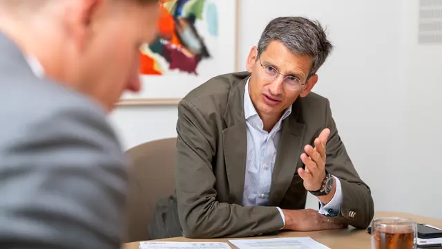 Miba-Vorstandschef F. Peter Mitterbauer im Gespräch mit MeinBezirk OÖ-Chefredakteur Thomas Winkler: "Wir geben ihnen 'fordernden Freiraum', um Unternehmertum zu fördern. Wenn wir es schaffen, dass sich unsere 7.300 Mitarbeiterinnen so fühlen, als wäre es ihr eigenes Unternehmen, dann haben wir gewonnen." | Foto: MeinBezirk/Thomas Siegl