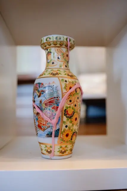 Felix Schwentner nähert sich dem Scherbenzimmer durch die Linse österreichischer Erinnerungskultur. In Anlehnung an die japanische Technik Kintsugi klebte Schwentner Objekte mit Kaugummi. | Foto: Walter Skokanitsch