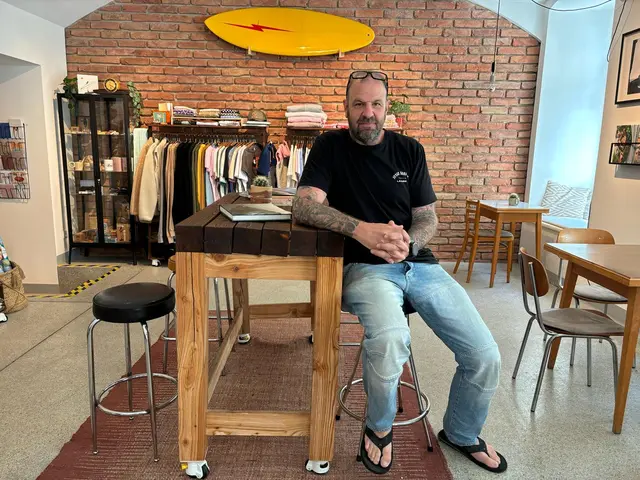 Peter Csaky ist der Betreiber des Landlocked Café in der Rüdigergasse. Gemeinsam mit anderen Anrainerinnen und Anrainern sorgt er sich vor der geplanten Umgestaltung der Straße, die Bezirksvorstehung beschwichtet. | Foto: Nathanael Peterlini/MeinBezirk