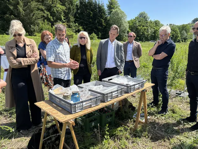 Bernhard Schrettle erklärt die archäologischen Funde, die Aufschluss über das grausame Leben der Häftlinge im Lager geben.