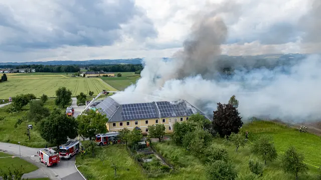 Großbrand bei einem landwirtschaftlichen Anwesen in Mitterkirchen am 1. Juni. | Foto: FOTOKERSCHI / SIMON BRANDSTÄTTER
