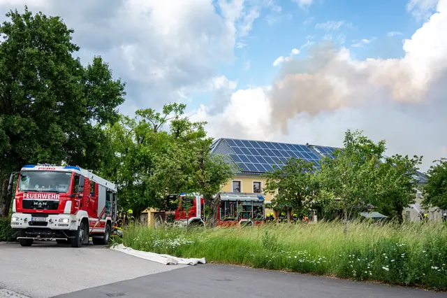 Großbrand bei einem landwirtschaftlichen Anwesen in Mitterkirchen am 1. Juni. | Foto: FOTOKERSCHI / SIMON BRANDSTÄTTER