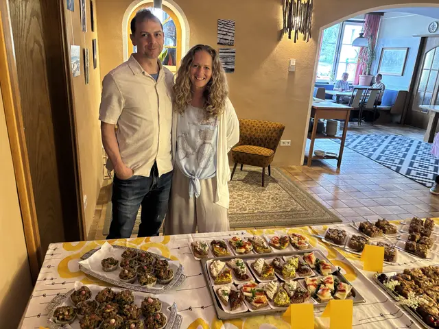 Die Köstlichkeiten am Buffet lockten sogar die Sängerin an. | Foto: Dorfschmiede Gutenstein