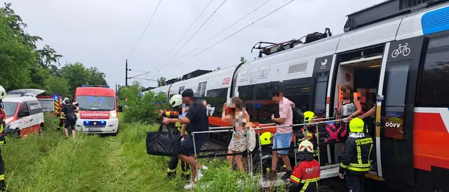 80 Fahrgäste mussten evakuiert werden.  | Foto: Bezirksfeuerwehrkommando Amstetten