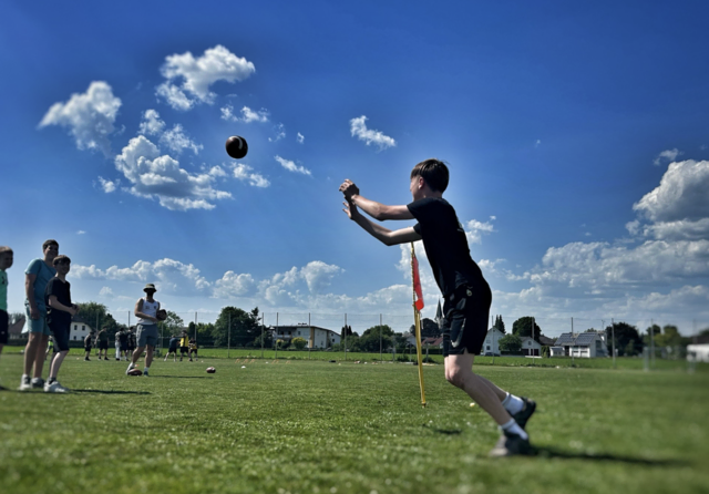 Die Ottensheimer Schüler durften ins Training der Football Raccoons schnuppern. | Foto: Dominik Sigl
