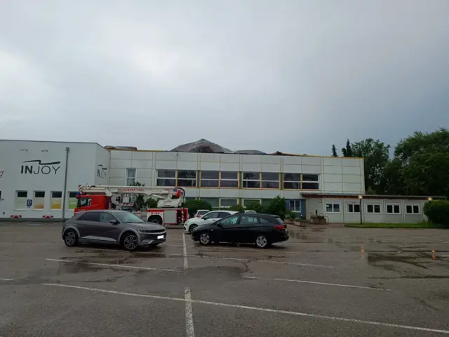 Abdeckung Dach beim Hallenbad Perg | Foto: FF Perg
