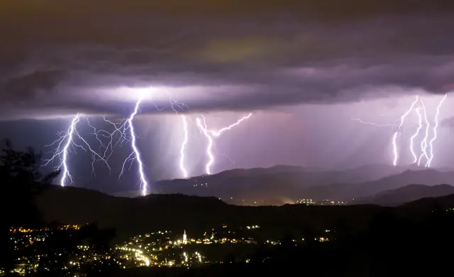Unwetter: bewölkter Nachthimmel mit Blitzen (Symbolbild). | Foto: Daniel Loretto Fotografie